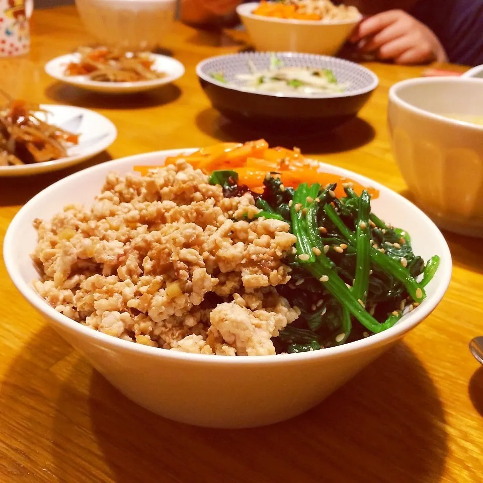 鶏そぼろで♪ビビンパ風3色丼♪|ニコさん