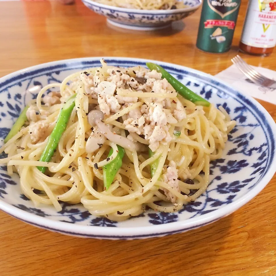 フライパン一つで♪鶏挽肉とアスパラのスパゲッティ♪|ニコさん