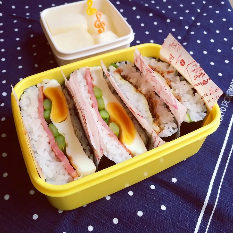 Snapdishの料理写真:夫のお弁当♪初おにぎらず♪|ニコさん