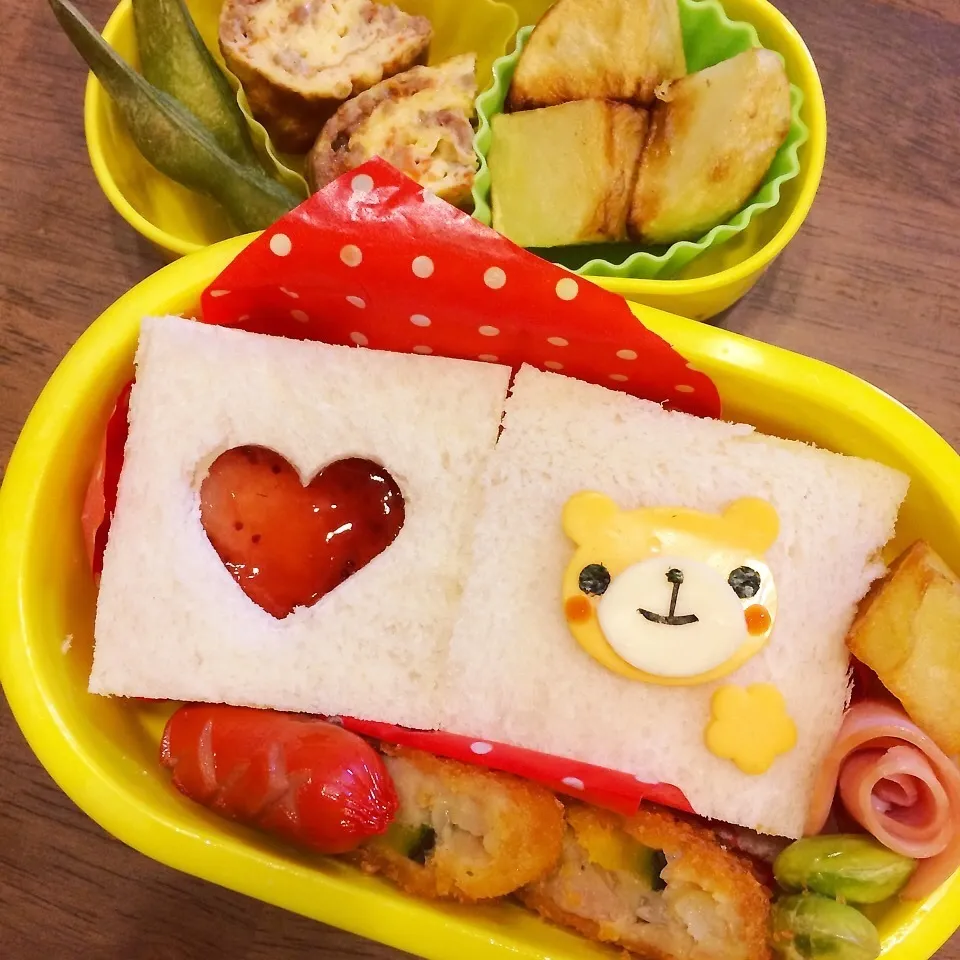 Snapdishの料理写真:ハートとくまさんのサンドイッチ弁当|はるちるさん