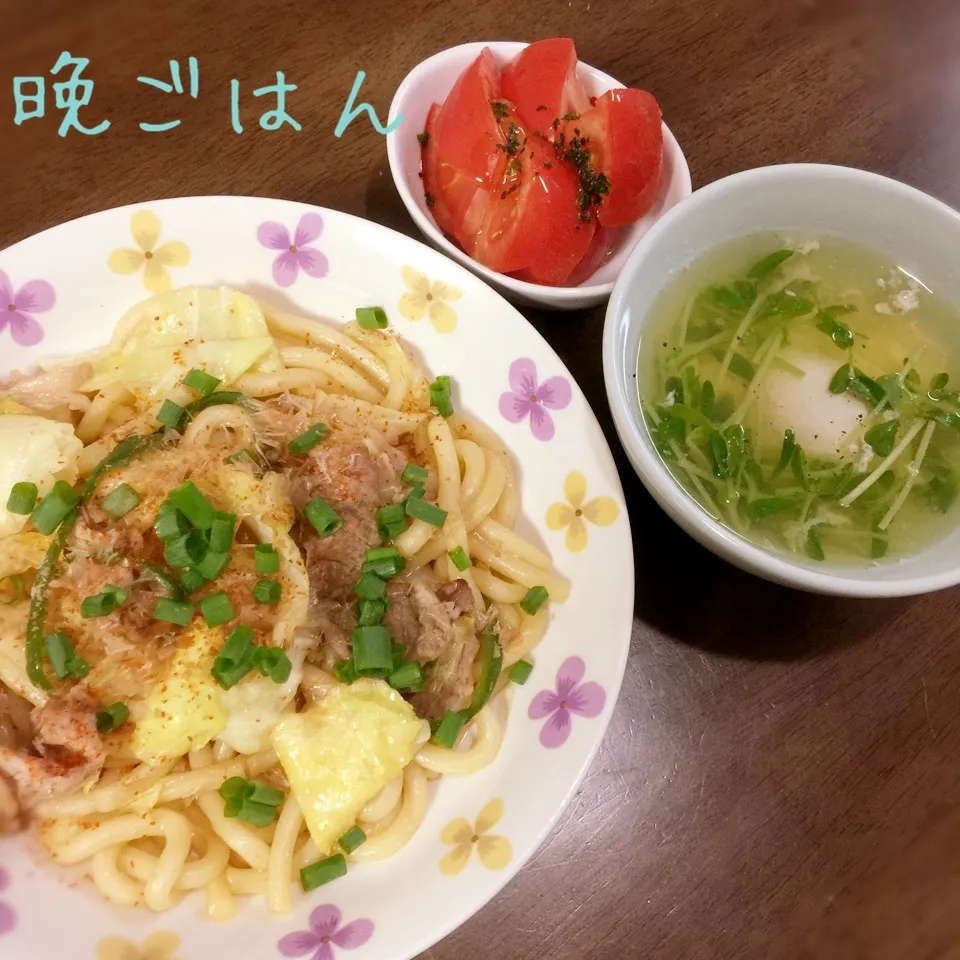 焼きうどん&卵と豆苗のスープ&トマトのオリーブオイルかけ|み〜さん