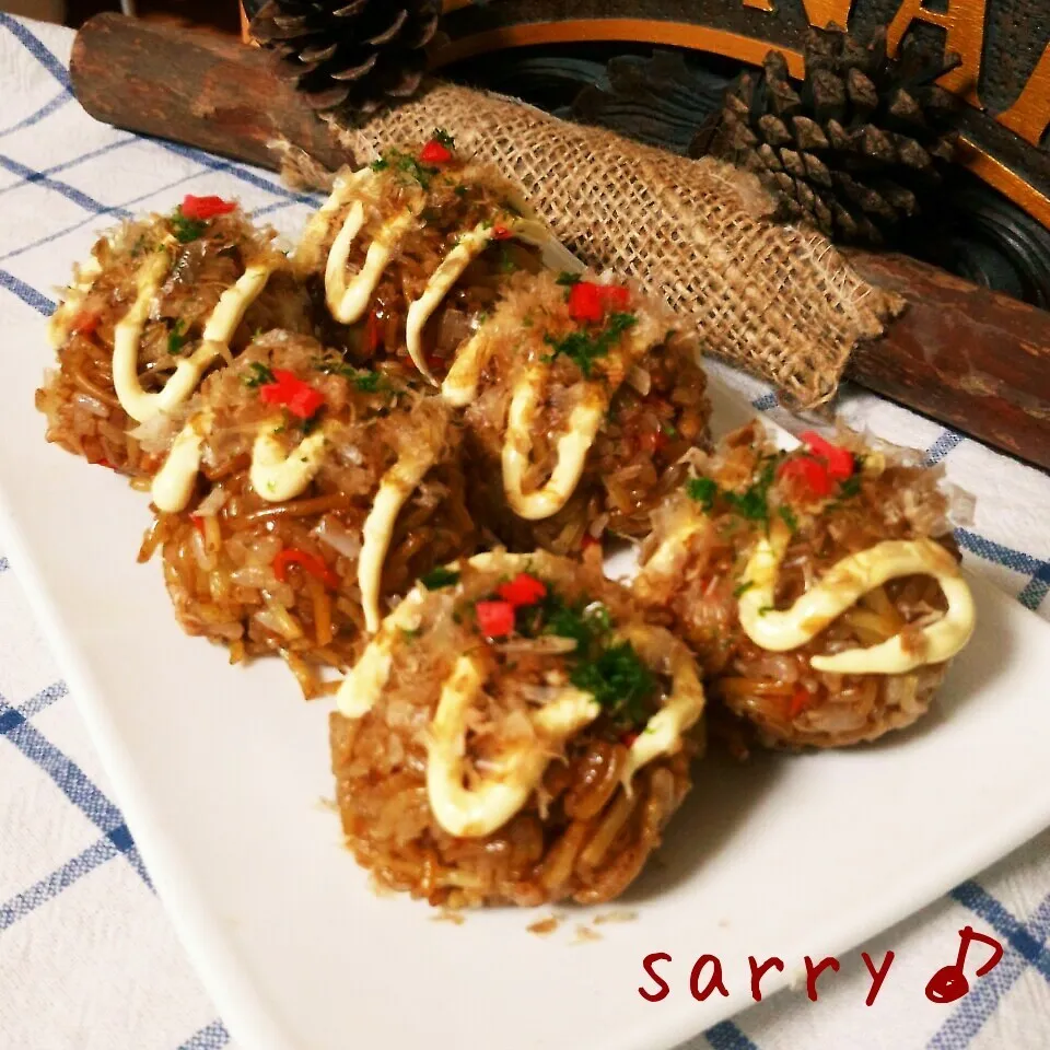 たこ焼きじゃないよ～!!!そば飯おにぎり息子の夜食♪|サリーさん