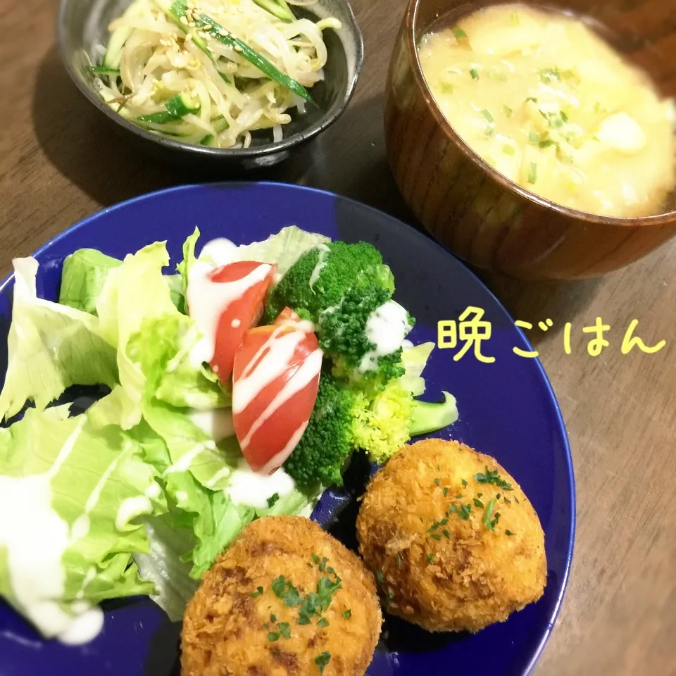 Snapdishの料理写真:まん丸メンチカツ&もやしナムル&みそ汁|み〜さん