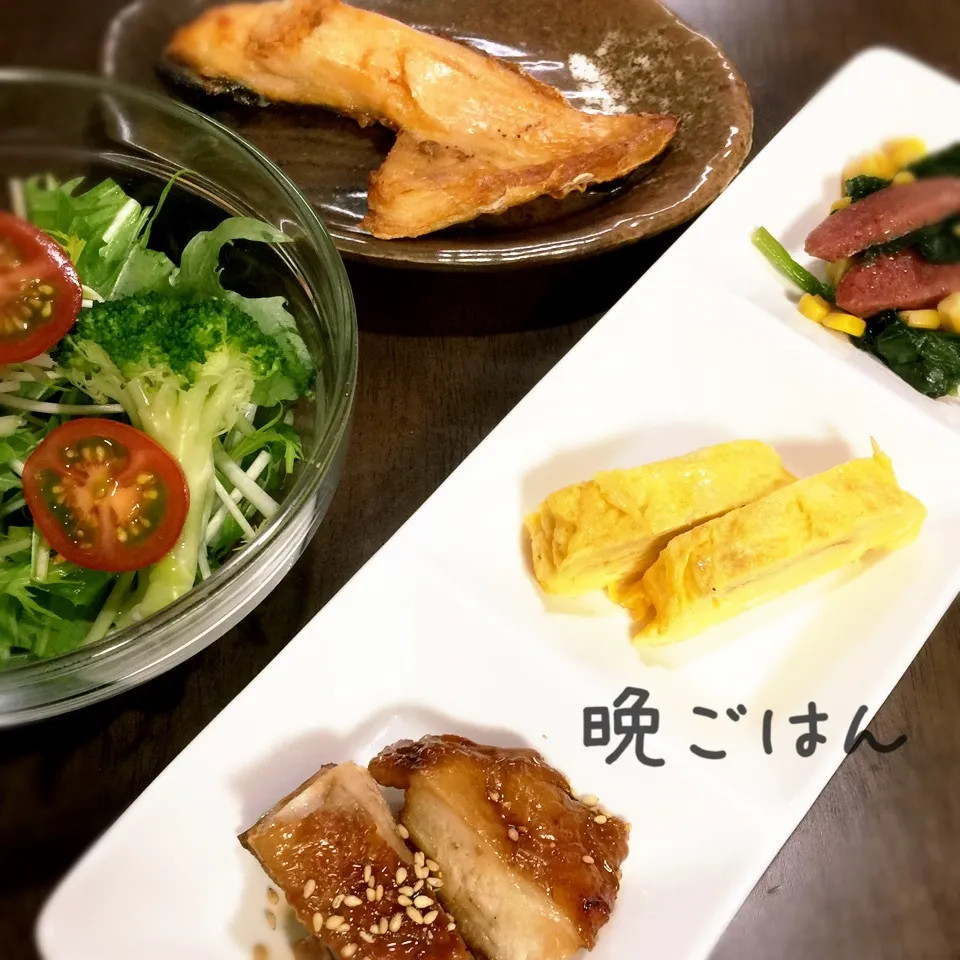 Snapdishの料理写真:おつまみ三種盛り&鮭カマ焼き&サラダ|み〜さん