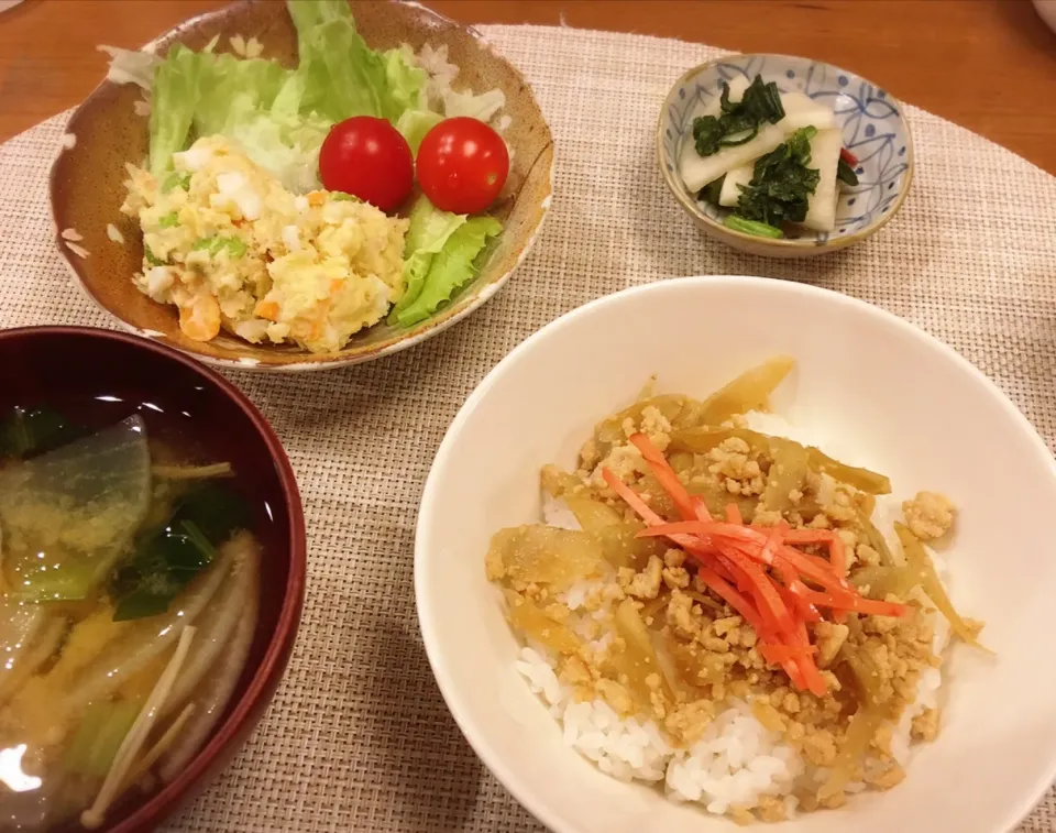 18/11/07 夕飯♪ 鶏ごぼう丼 味噌汁 ポテトサラダ 大根浅漬け|ikukoさん