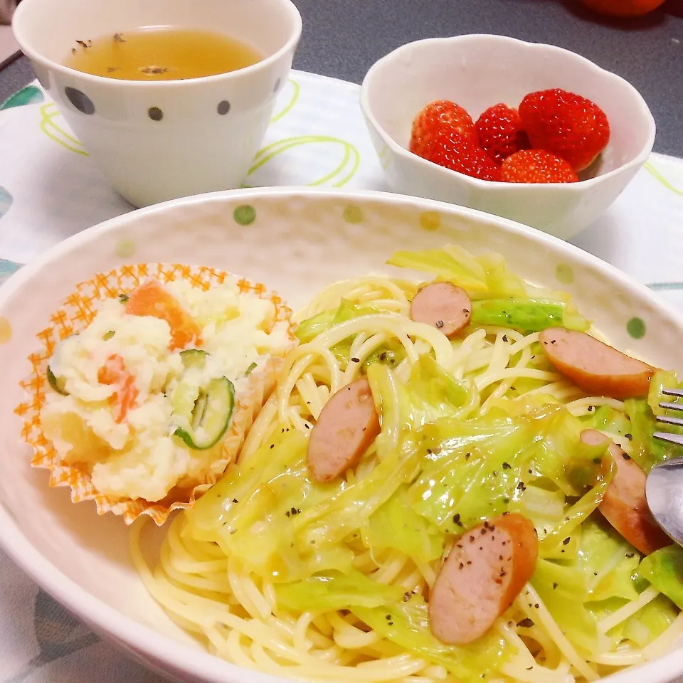 キャベツとウインナーのパスタ|めだか🎶ママさん