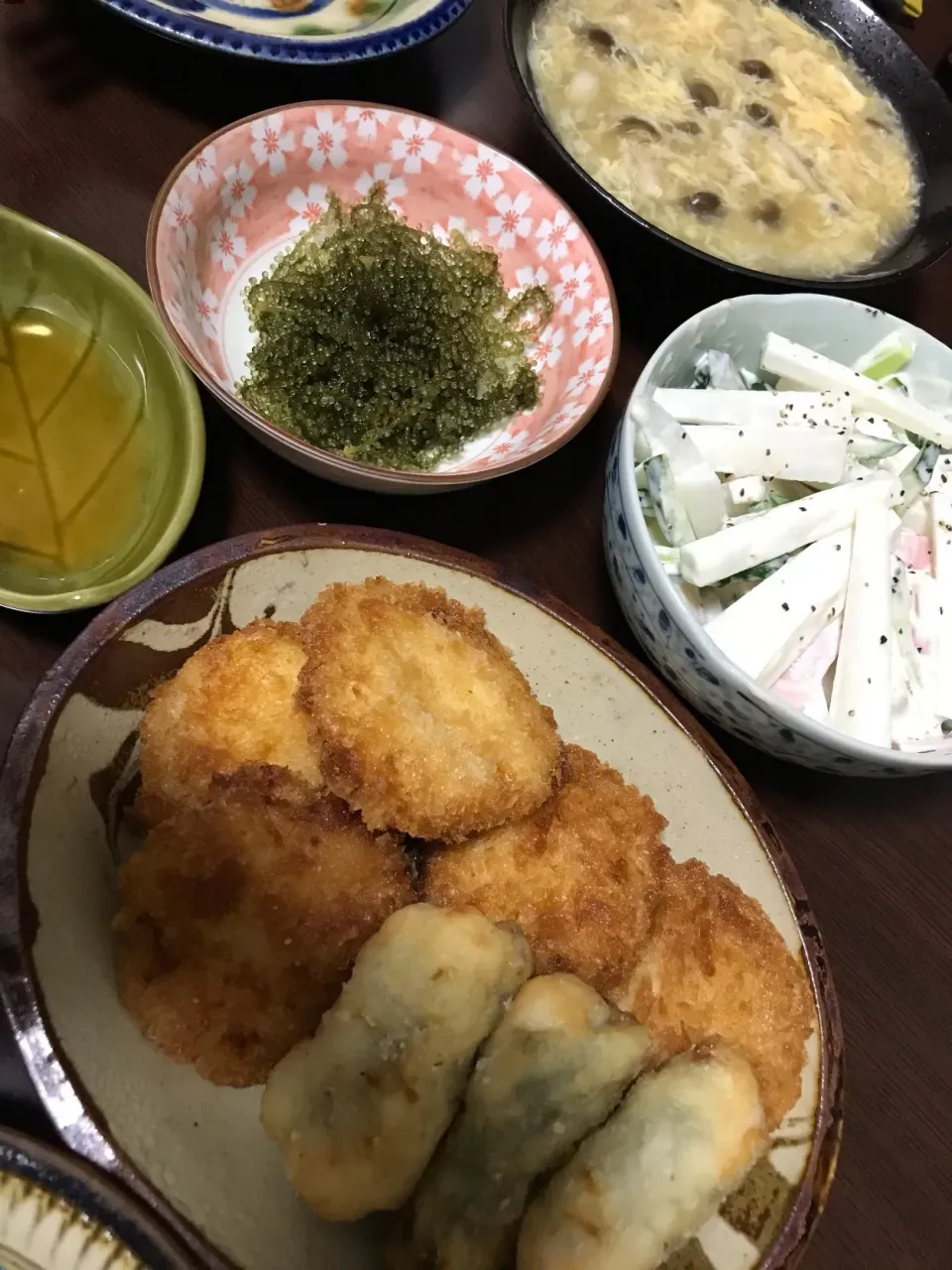 11月7日晩ご飯。大根サラダ、中華スープ、いただいた海ぶどう、風邪ひいたので手抜きお惣菜揚げ物。|あやさん