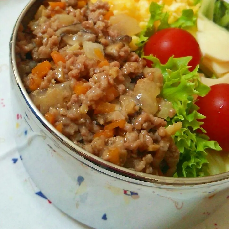 普通のお弁当。お天気いい。雲ひとつない青空。|あんさん