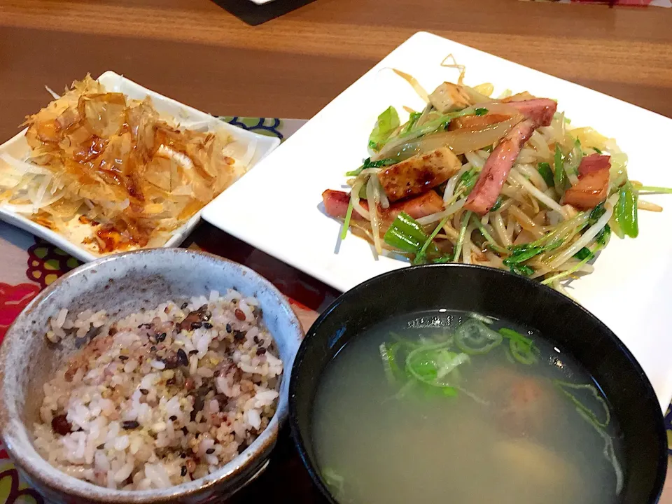 晩御飯
もやしと豆苗と長ネギと角切りベーコンととりつくねの炒め物、オニオンスライス、あさり味噌汁、十穀米|かよちゃんさん