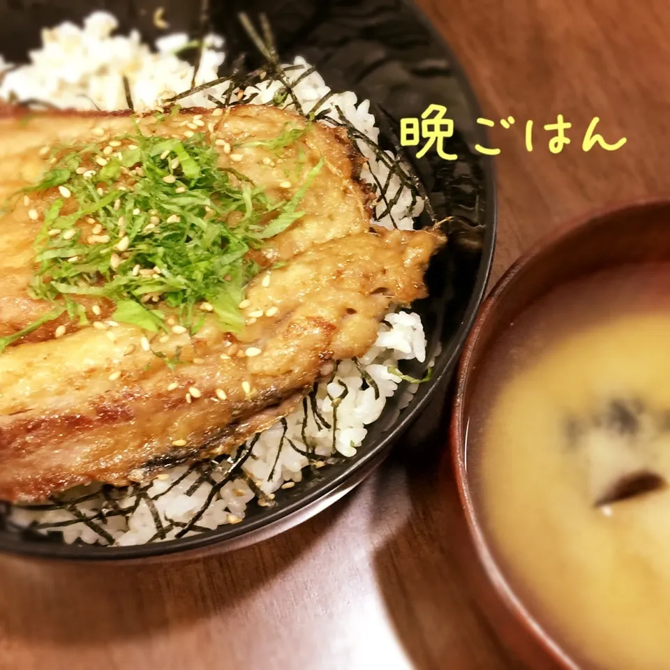 Snapdishの料理写真:いわしの蒲焼き丼&しじみ汁|み〜さん