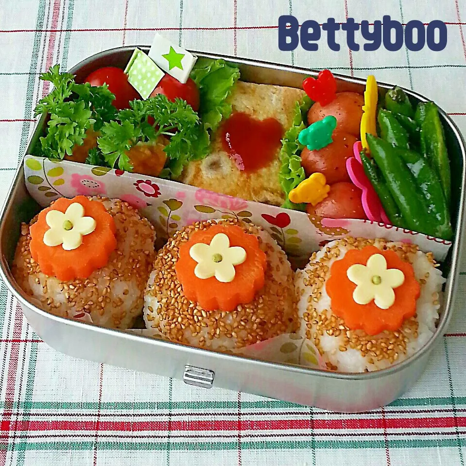 Snapdishの料理写真:ｺﾞﾏｺﾞﾏ醤油おにぎり弁当|bettyさん