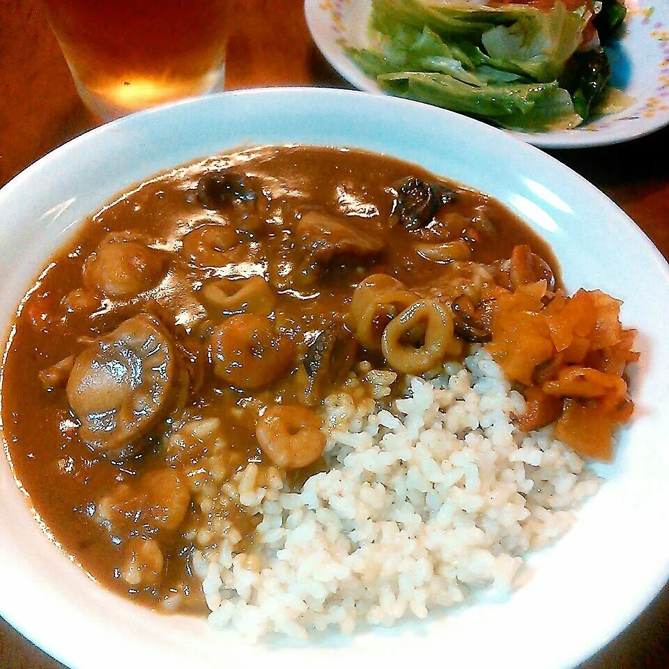 Snapdishの料理写真:シーフードカレー（私だけ玄米ごはん）|やみぃさん