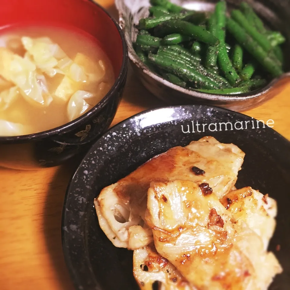 Snapdishの料理写真:＊春キャベツ（芯部分活用）と厚揚げのお味噌汁♪蓮根肉巻き＊|ultramarineさん