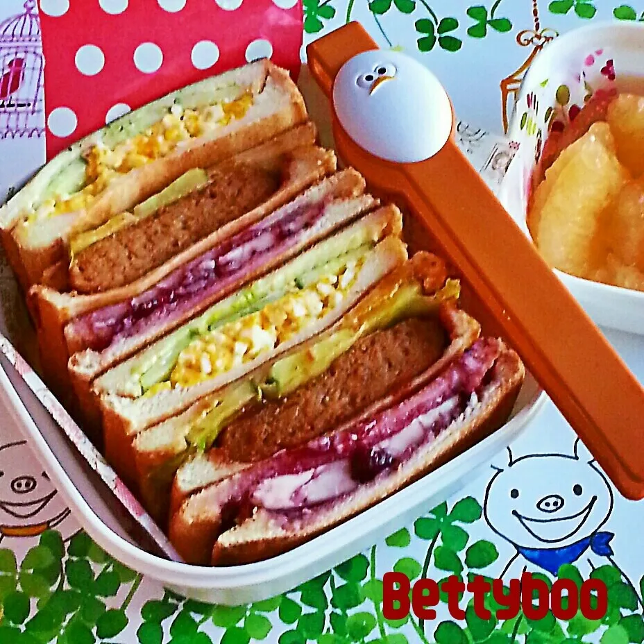 Snapdishの料理写真:ﾎｯﾄｻﾝﾄﾞのぉ弁当&ｸﾞﾚｰﾌﾟﾌﾙｰﾂの蜂蜜漬|bettyさん