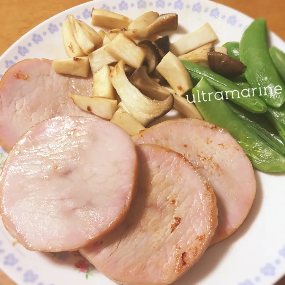 Snapdishの料理写真:＊シンプル…ハムステーキ♪＊|ultramarineさん