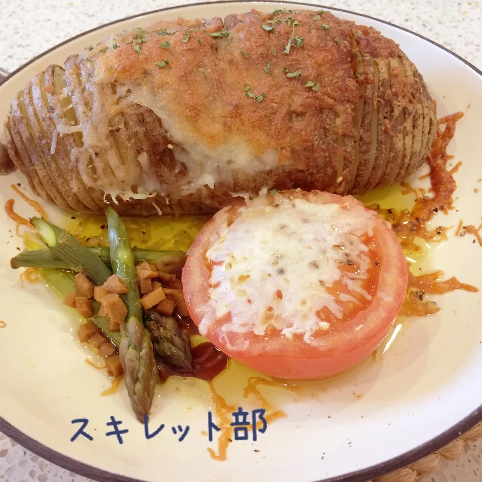 Snapdishの料理写真:スキレット部 まねっこ ハッセルバックポテトと付け合わせ|Miyukiさん