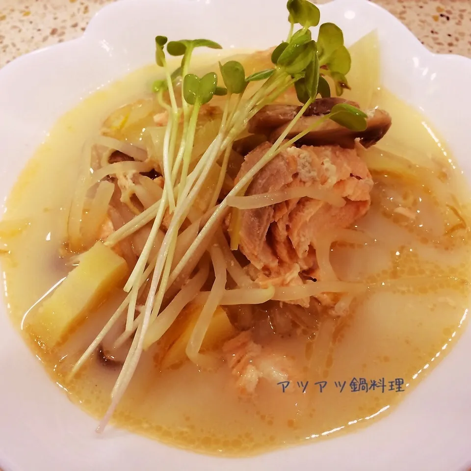 Snapdishの料理写真:サーモン入り残り野菜の豆乳味噌鍋|Miyukiさん