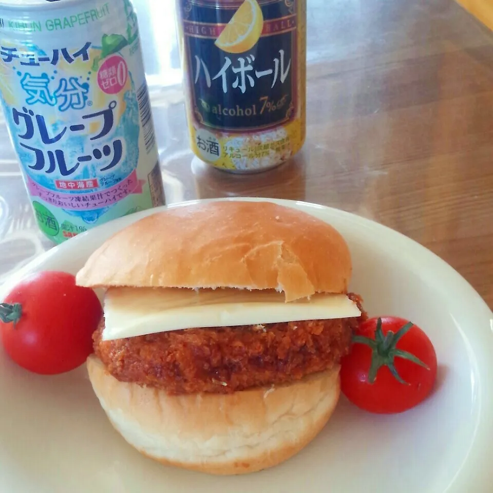 Snapdishの料理写真:荒ぶるコロッケバーガー！！|やんまぁさん