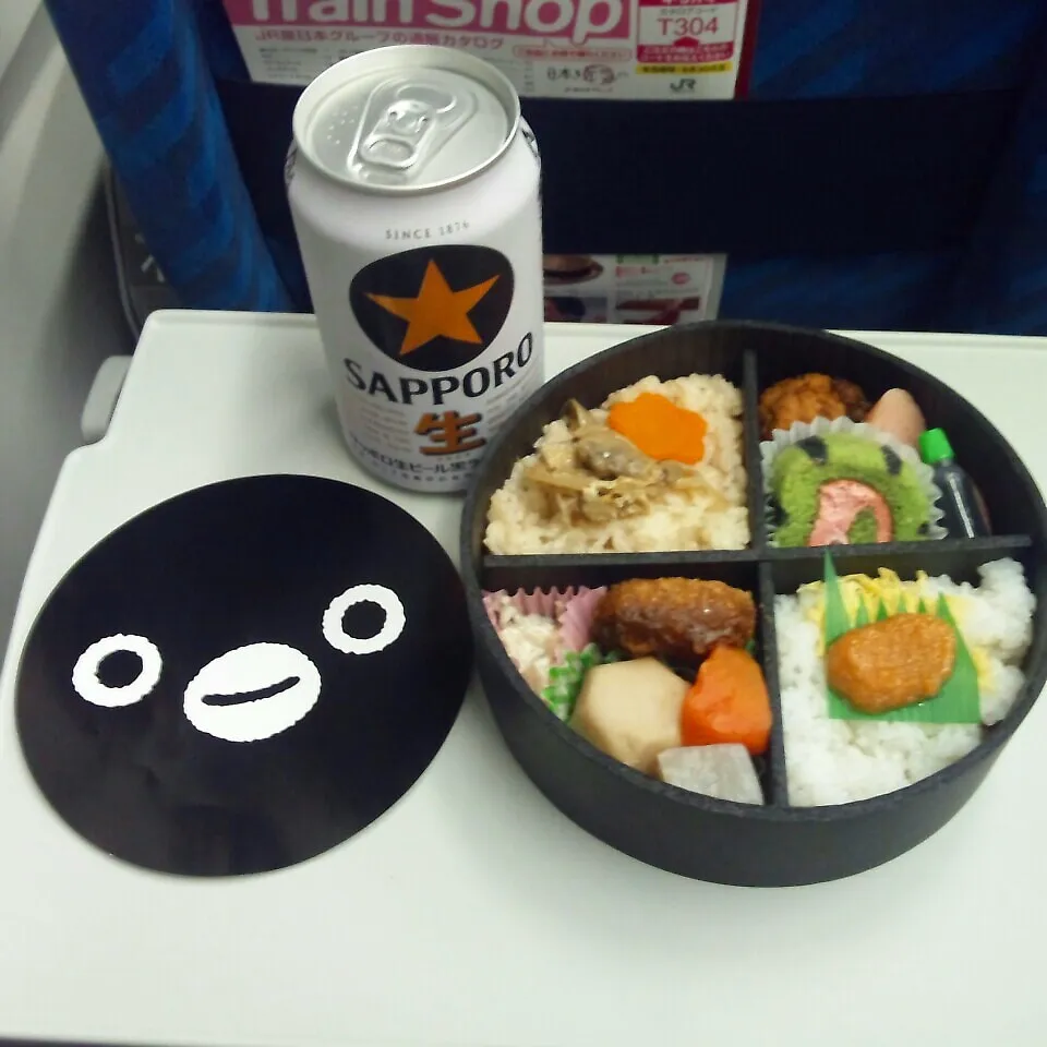 Snapdishの料理写真:仙台出張記念の車中ペンギン駅弁|やんまぁさん