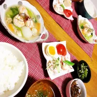 Snapdishの料理写真:夕飯。メインは、大根と青梗菜と海老のうま煮|myumyuさん