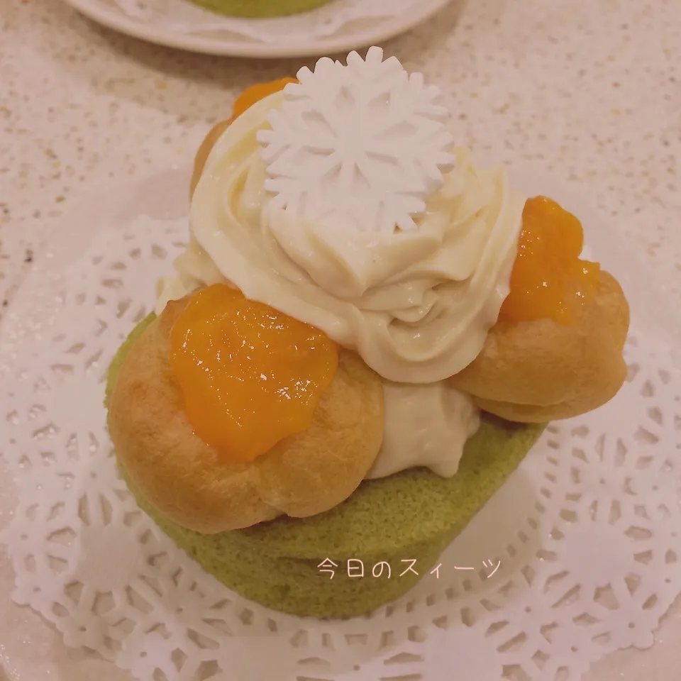 Snapdishの料理写真:市販のロールケーキとシュークリーム使用 お手抜きサントノーレ|Miyukiさん