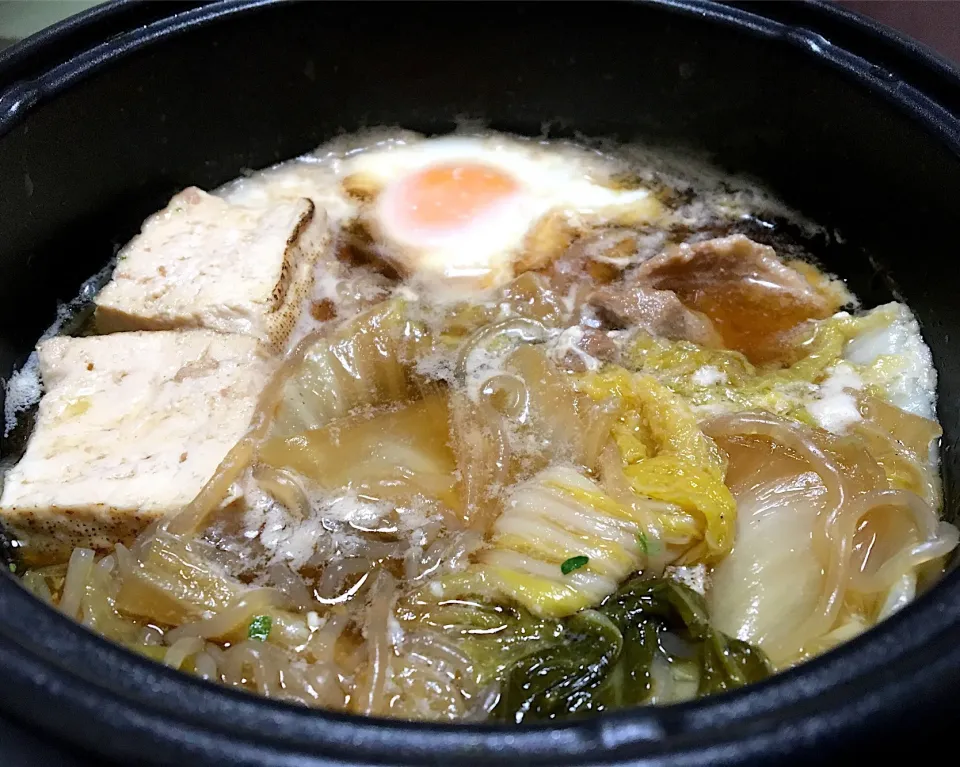 本日の賄い  晩ごはん⭐️😩🔆
肉豆腐のようなもの。豚肉の小さいの一切れ。ホットプレートに入れて玉子🥚追加。|ぽんたさん