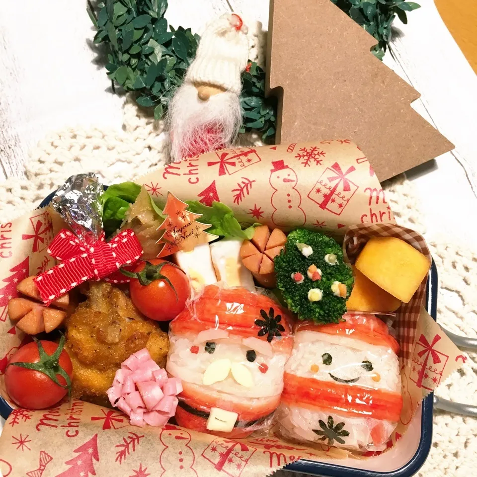 Snapdishの料理写真:サンタと雪だるまおにぎり🎄|りんごさん