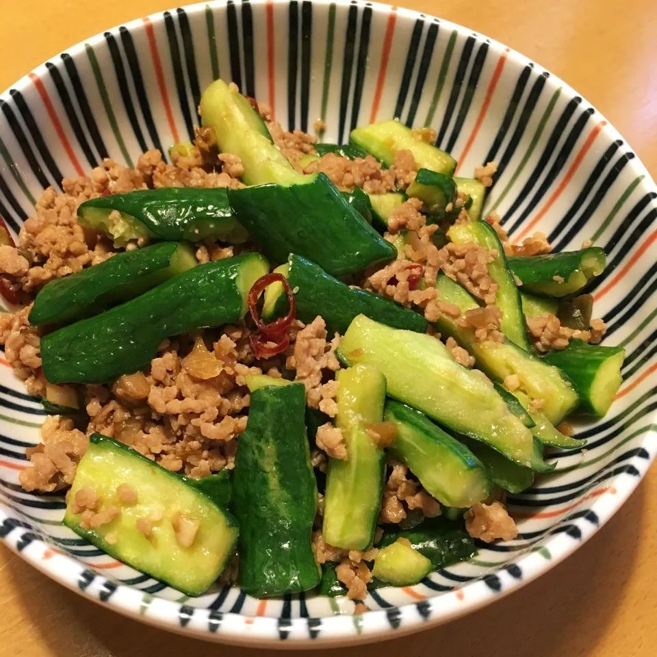 Snapdishの料理写真:きゅうりとひき肉のピリ辛炒め|りんごさん