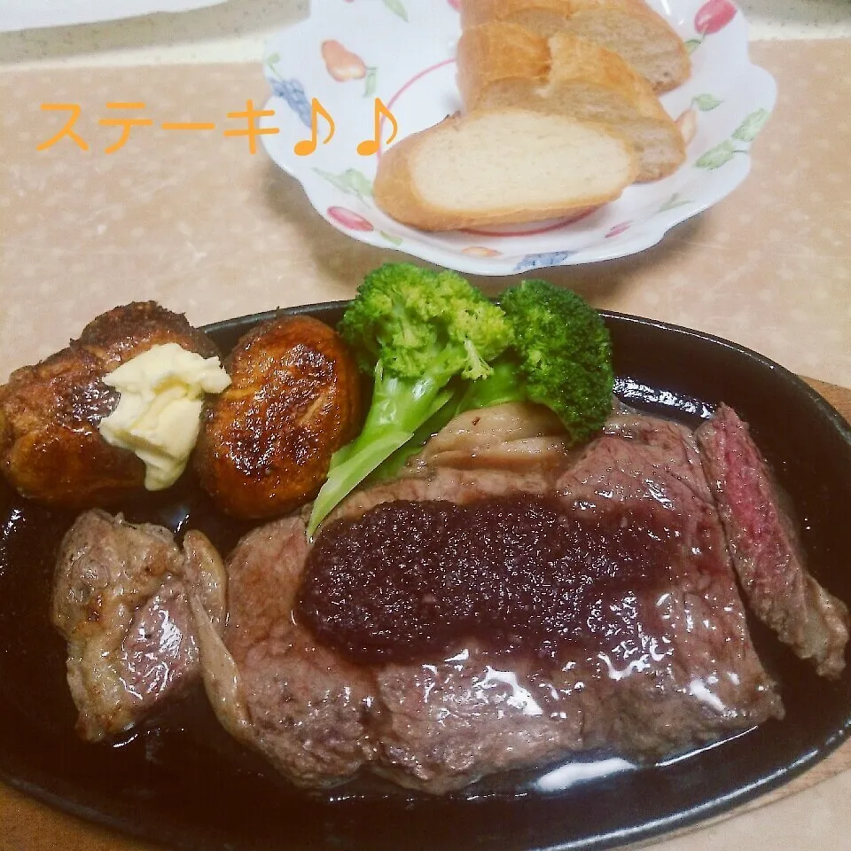 Snapdishの料理写真:ステーキ&じゃがいもまん丸揚げ♪|えんどうくんさん