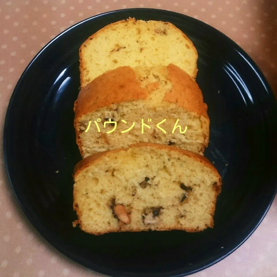 Snapdishの料理写真:アーモンドチョコinパウンドケーキ♪♪|えんどうくんさん