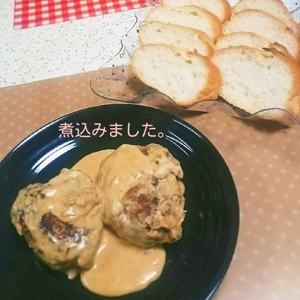 Snapdishの料理写真:クリームチーズの煮込みハンバーグ|えんどうくんさん