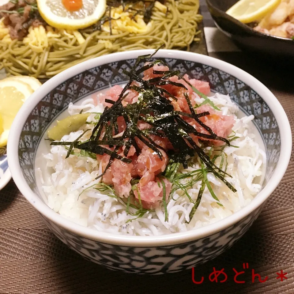 すき身マグロとしらす丼|ぴっちょんさん