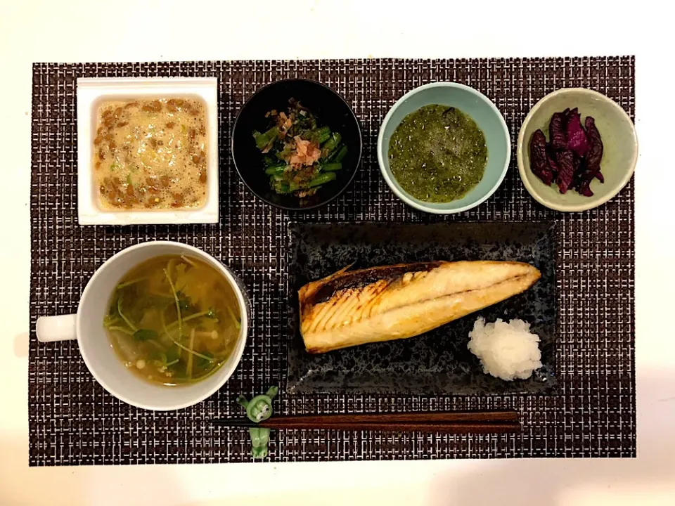 Snapdishの料理写真:#さばの塩焼き 
 #小松菜のおひたし 
 #めかぶ 
 #納豆 
#白菜とえのきと豆苗の味噌汁|ゆぺこさん