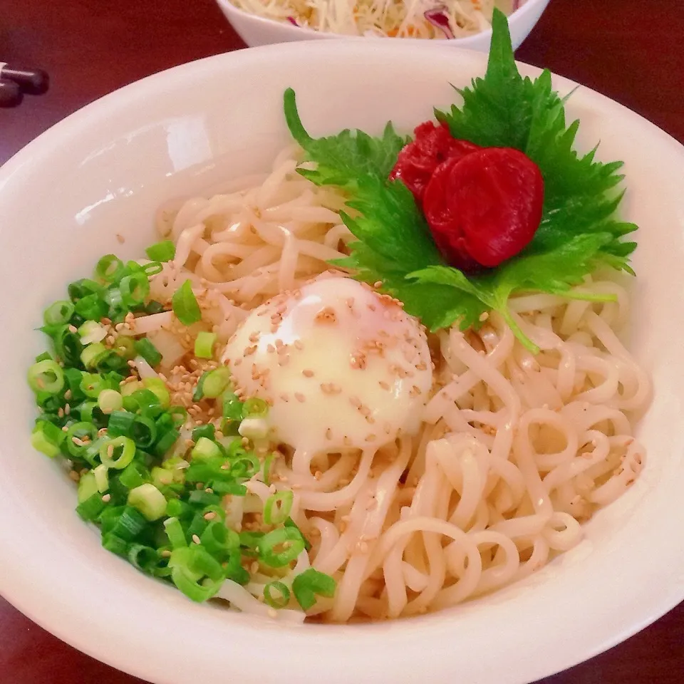 梅干しと温泉卵のうどん|白のパンダさん