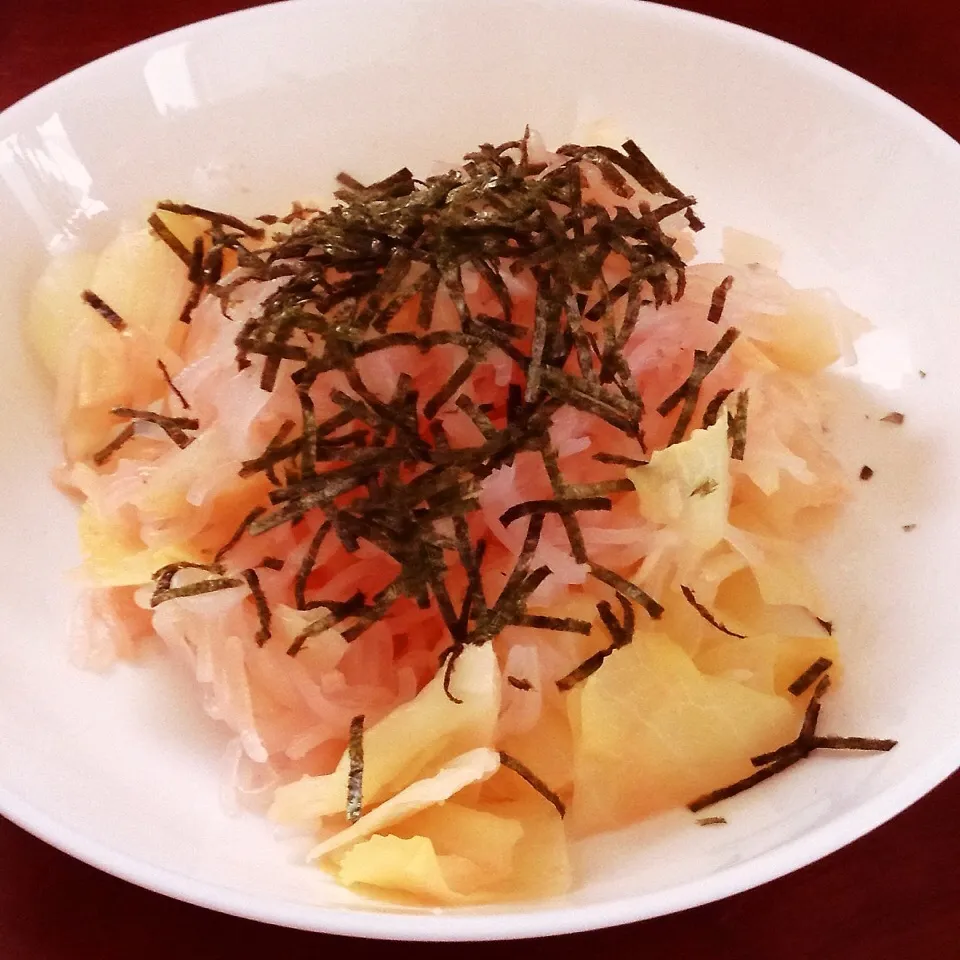 Snapdishの料理写真:白滝とキャベツのたらこパスタ風|白のパンダさん