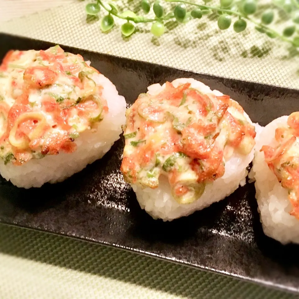 Snapdishの料理写真:🌸焼きおにぎり🌸小海老とねぎのマヨ和えのせ🌸|ROSE & ROSEさん