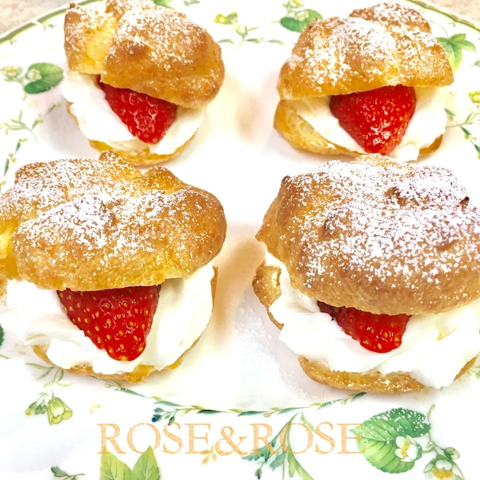 Snapdishの料理写真:🌸生クリーム&苺inシュークリーム🌸|ROSE & ROSEさん