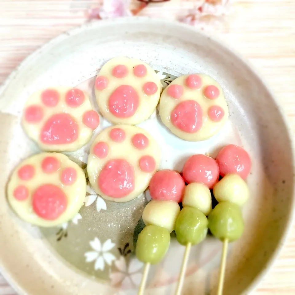 Snapdishの料理写真:白玉粉+豆腐de😍萌え肉球🐾&3色団子🍡作りました💓|ROSE & ROSEさん