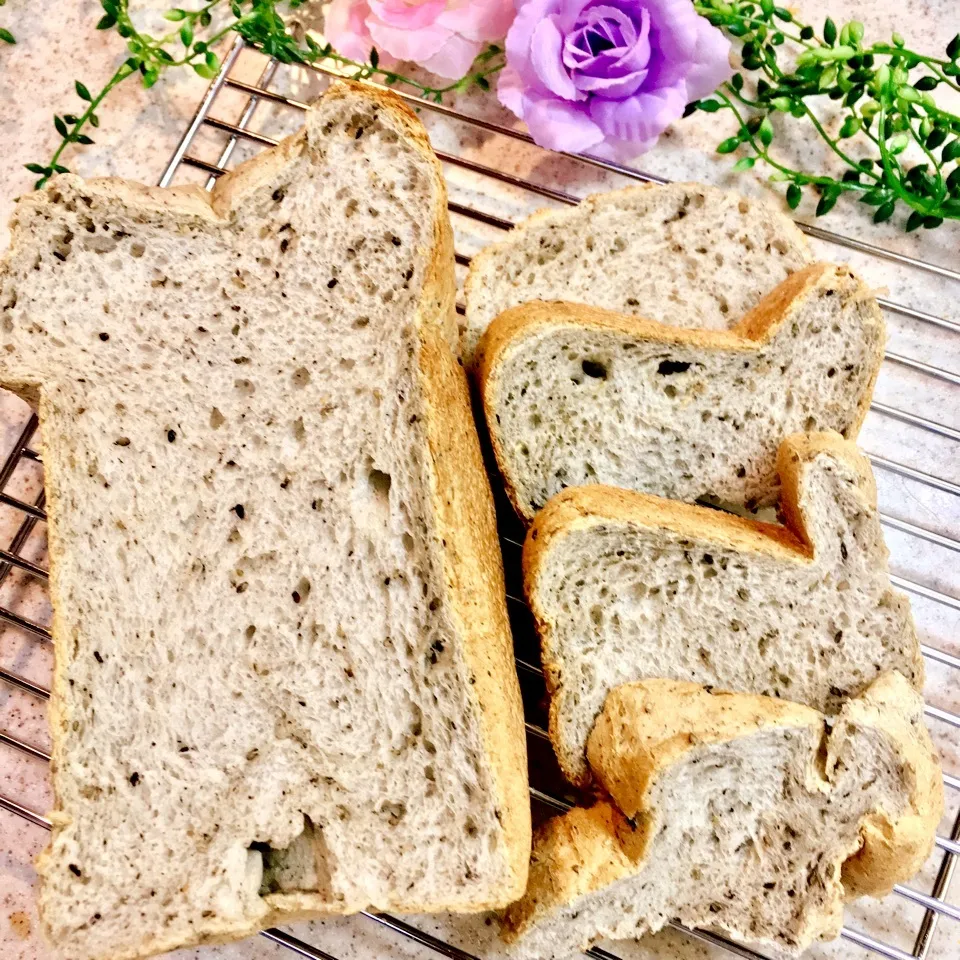 胡麻入れてみました😆ソフト食パン🍞|ROSE & ROSEさん