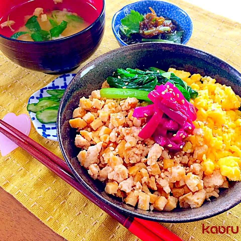 Snapdishの料理写真:半分お揚げのヘルシー鶏そぼろ丼♪|かおちゃんさん