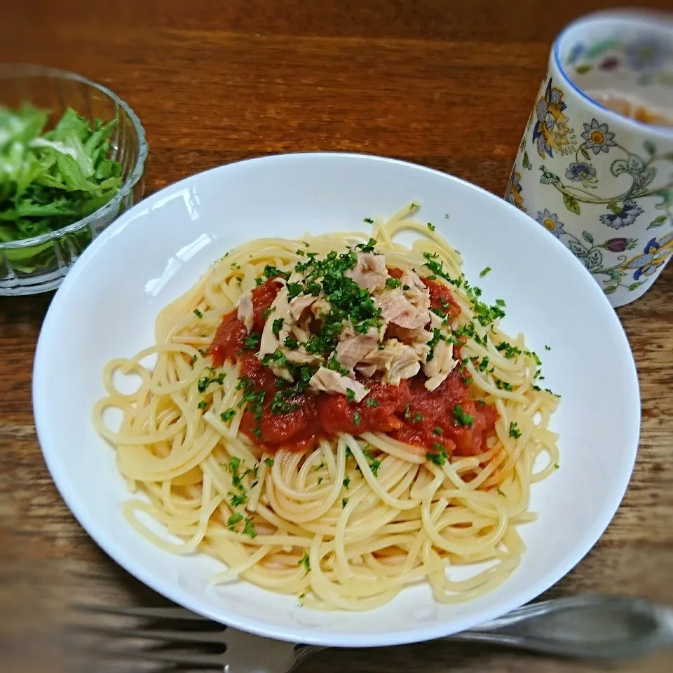 Snapdishの料理写真:お昼ごはん☆トマトソーススパゲッティ|吉田啓子さん