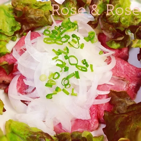 ローストビーフ新玉ねぎたっぷりのっけます( ´艸｀)♪|ROSE & ROSEさん