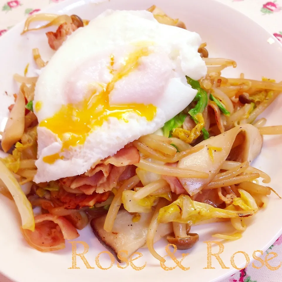 Snapdishの料理写真:野菜炒め と ポーチドエッグ (*^.^*)|ROSE & ROSEさん