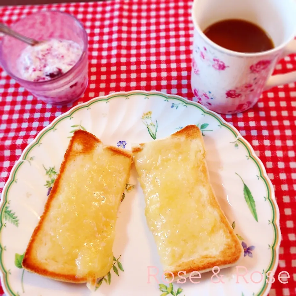 Snapdishの料理写真:アップルスブレッドトーストです( ´艸｀)チーズオンで♥︎♥|ROSE & ROSEさん