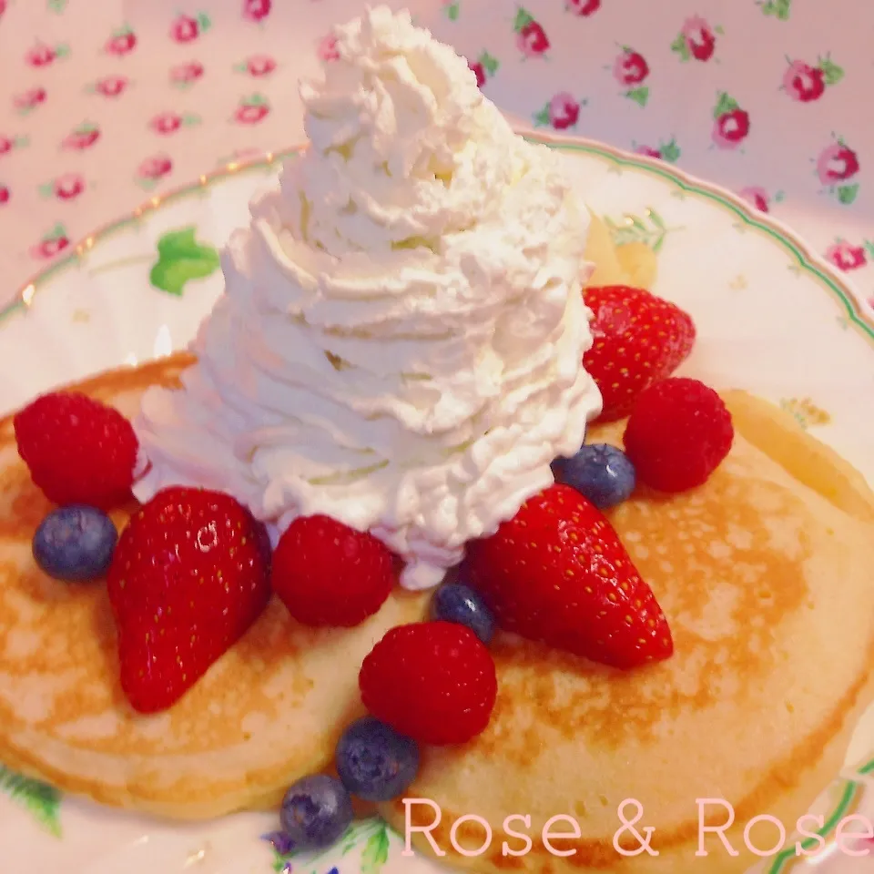 Snapdishの料理写真:生クリームてんこ盛りパンケーキ(〃∇〃)☆☆☆|ROSE & ROSEさん