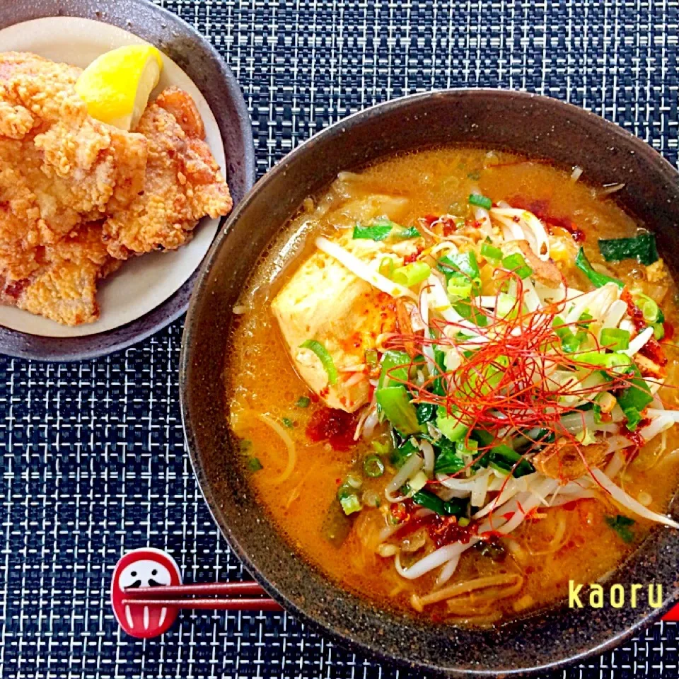 Snapdishの料理写真:辛味噌モツラーメンと唐揚げランチ♪|かおちゃんさん