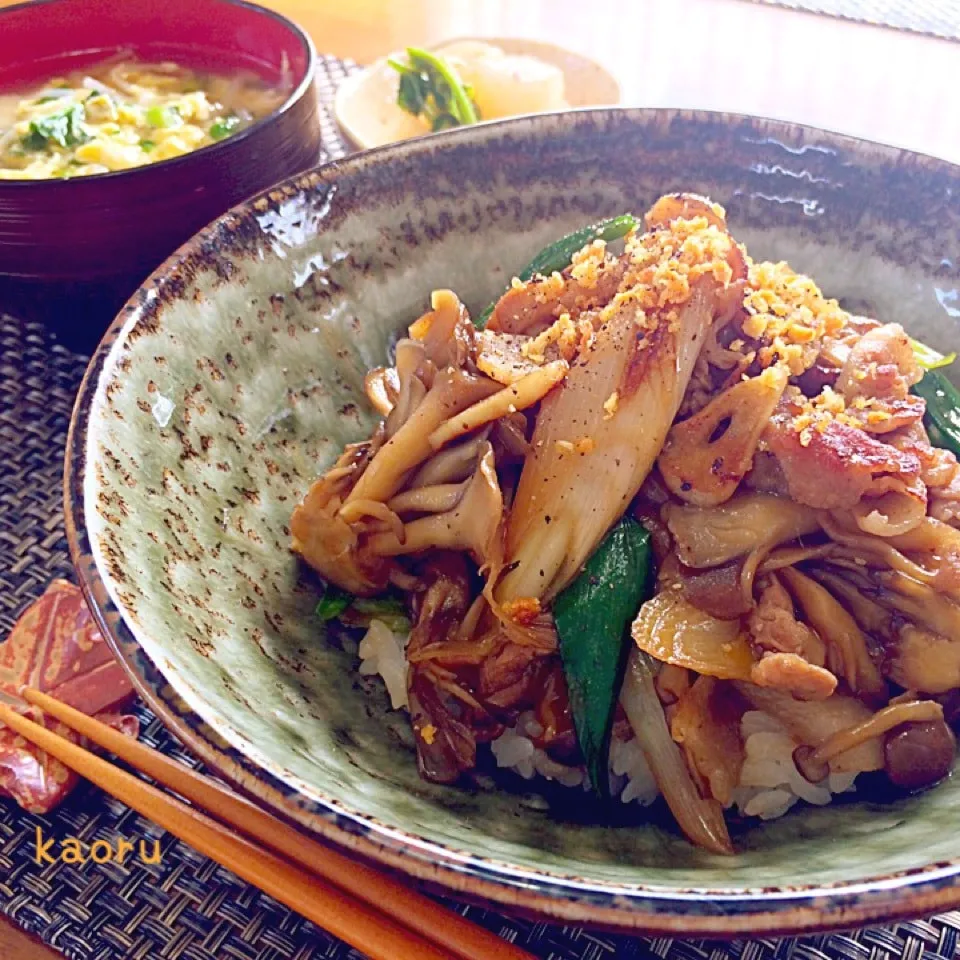 バターでコクup♡茸と葱のガーリックバター豚丼♪|かおちゃんさん