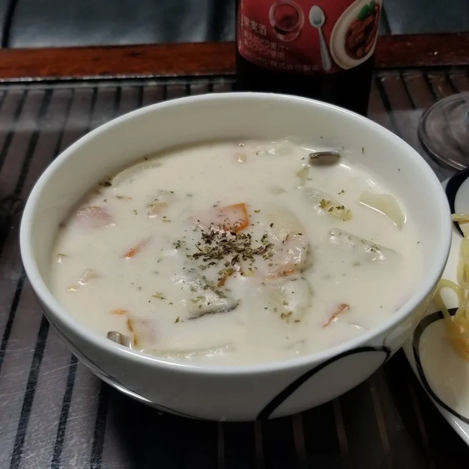 Snapdishの料理写真:今日の夜ご飯は蒟蒻効果パスタとホワイトシチュー(o^O^o)|dai.noriさん