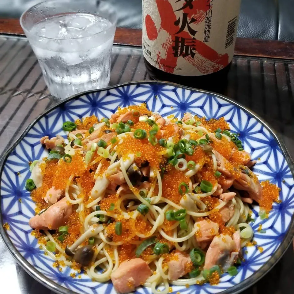 鮭としめじの和風パスタ(o^O^o)♪にダバダ火振栗焼酎と…|dai.noriさん