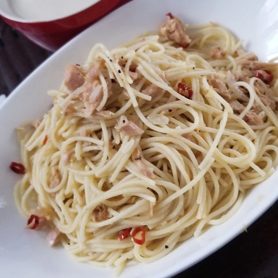 今日のご飯は、蒟蒻効果パスタを使い、ツナのペペロンチーノ☺✨|dai.noriさん